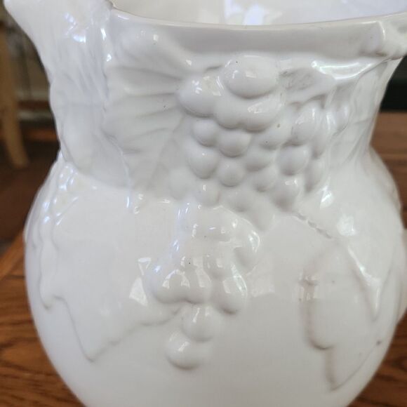White grapes and leaves pottery pitcher made in Portugal - Picture 4 of 8